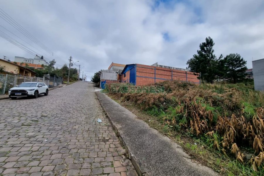 Terreno com 720m², no bairro Cinqüentenário em Caxias do Sul para Comprar