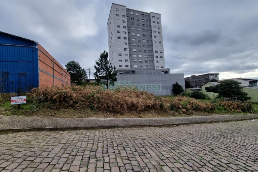 Terreno com 720m², no bairro Cinqüentenário em Caxias do Sul para Comprar
