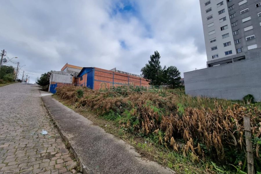 Terreno com 720m², no bairro Cinqüentenário em Caxias do Sul para Comprar
