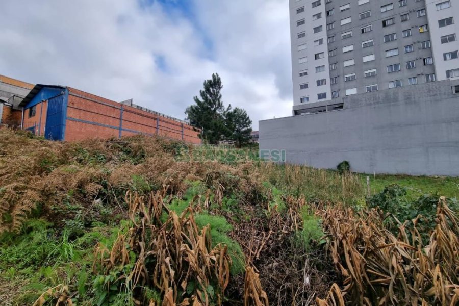 Terreno com 720m², no bairro Cinqüentenário em Caxias do Sul para Comprar