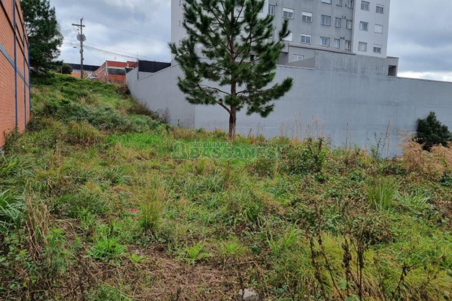 Terreno com 720m², no bairro Cinqüentenário em Caxias do Sul para Comprar