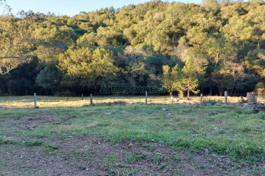 Chácara, no bairro Pedras Brancas em São Marcos para Comprar