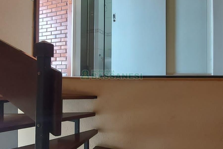 Sobrado com 160m², 2 dormitórios, 2 vagas, no bairro Cruzeiro em Caxias do Sul para Alugar