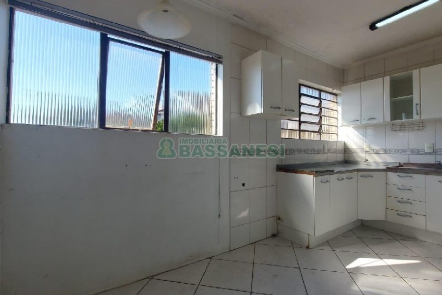 Sobrado com 160m², 2 dormitórios, 2 vagas, no bairro Cruzeiro em Caxias do Sul para Alugar