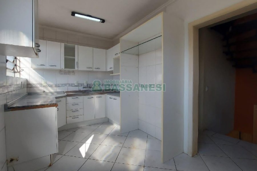 Sobrado com 160m², 2 dormitórios, 2 vagas, no bairro Cruzeiro em Caxias do Sul para Alugar