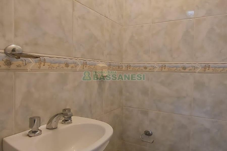 Sobrado com 160m², 2 dormitórios, 2 vagas, no bairro Cruzeiro em Caxias do Sul para Alugar