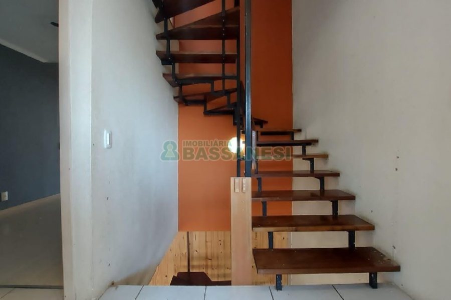 Sobrado com 160m², 2 dormitórios, 2 vagas, no bairro Cruzeiro em Caxias do Sul para Alugar