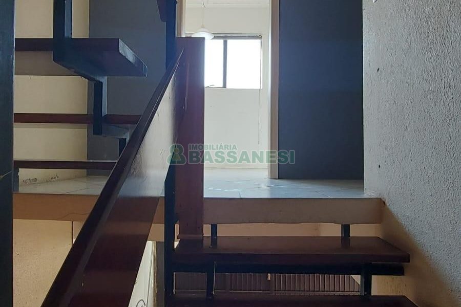 Sobrado com 160m², 2 dormitórios, 2 vagas, no bairro Cruzeiro em Caxias do Sul para Alugar