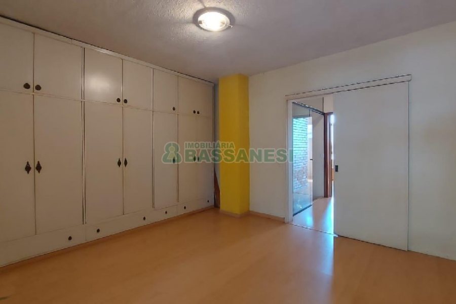 Sobrado com 160m², 2 dormitórios, 2 vagas, no bairro Cruzeiro em Caxias do Sul para Alugar