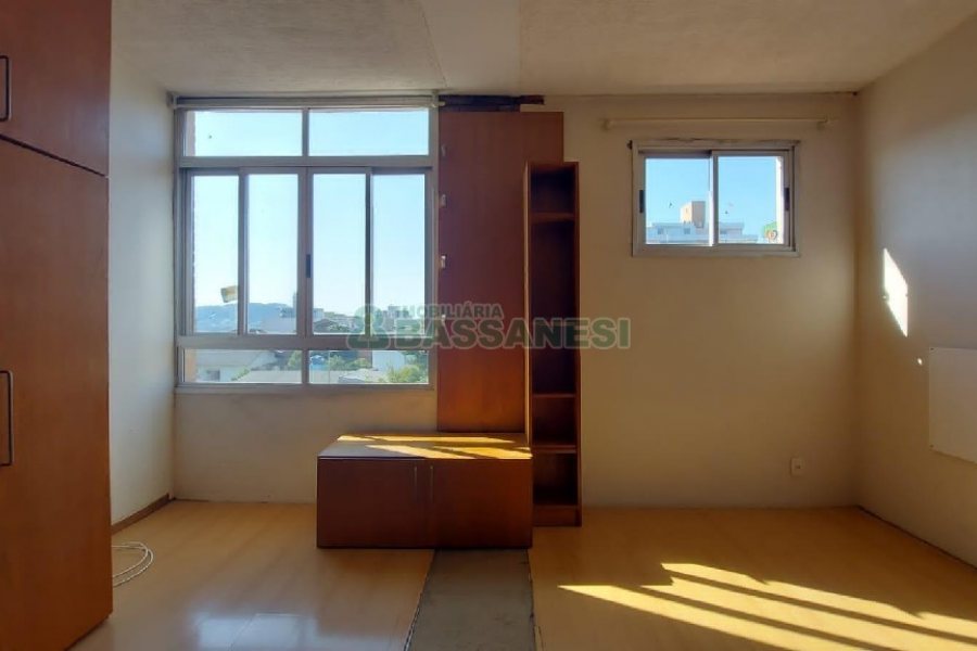 Sobrado com 160m², 2 dormitórios, 2 vagas, no bairro Cruzeiro em Caxias do Sul para Alugar