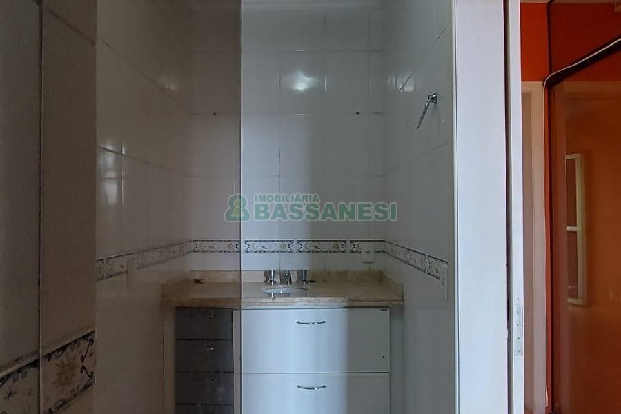 Sobrado com 160m², 2 dormitórios, 2 vagas, no bairro Cruzeiro em Caxias do Sul para Alugar