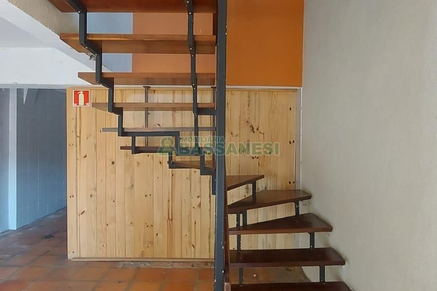 Sobrado com 160m², 2 dormitórios, 2 vagas, no bairro Cruzeiro em Caxias do Sul para Alugar