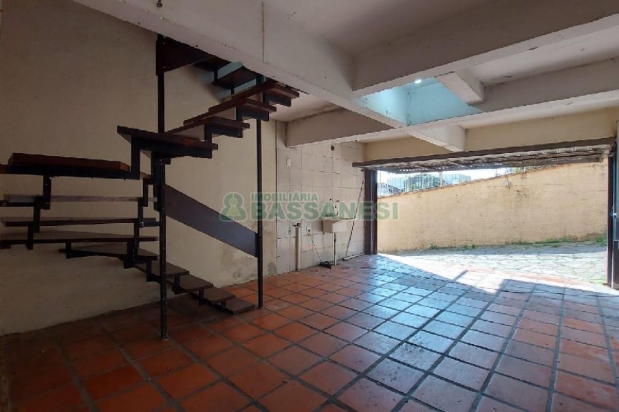 Sobrado com 160m², 2 dormitórios, 2 vagas, no bairro Cruzeiro em Caxias do Sul para Alugar