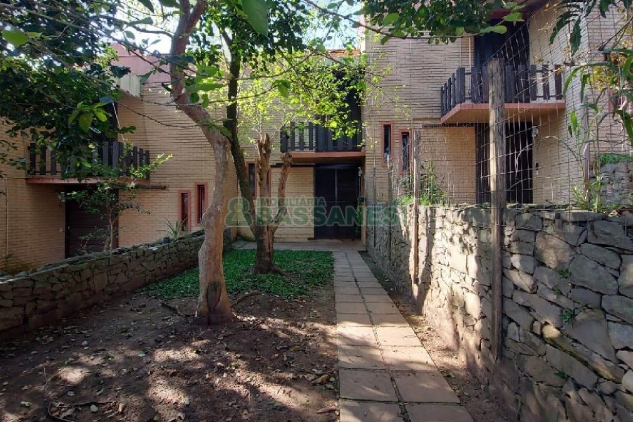 Sobrado com 160m², 2 dormitórios, 2 vagas, no bairro Cruzeiro em Caxias do Sul para Alugar