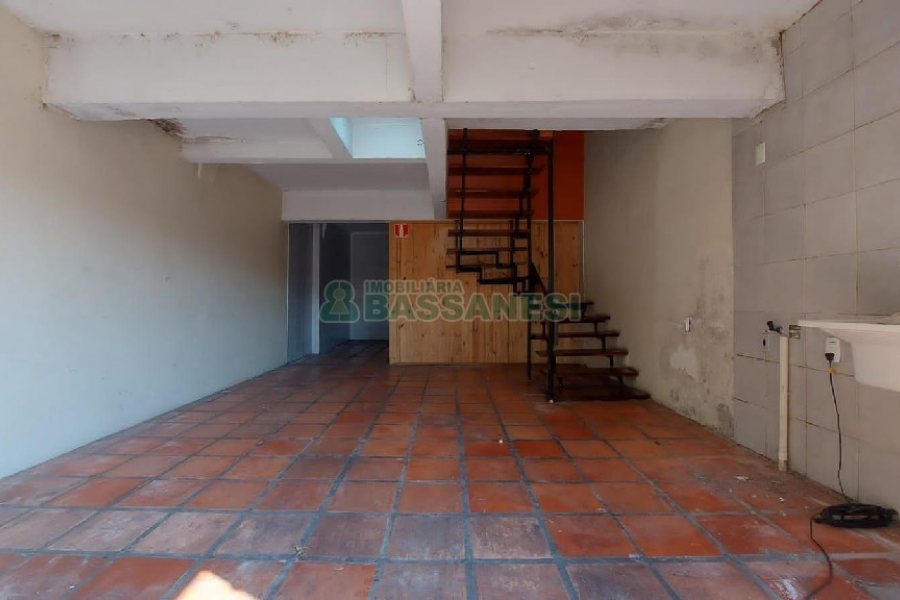 Sobrado com 160m², 2 dormitórios, 2 vagas, no bairro Cruzeiro em Caxias do Sul para Alugar