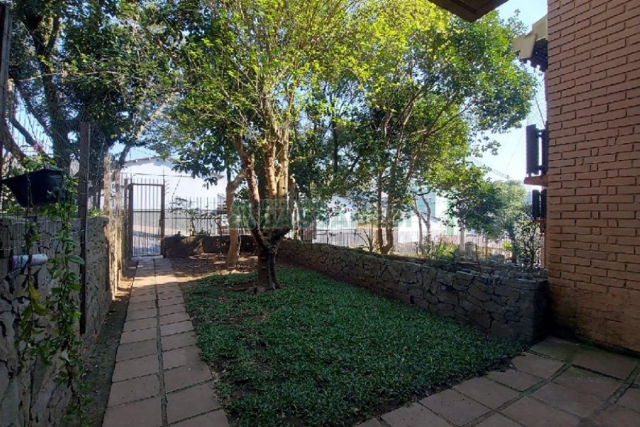 Sobrado com 160m², 2 dormitórios, 2 vagas, no bairro Cruzeiro em Caxias do Sul para Alugar