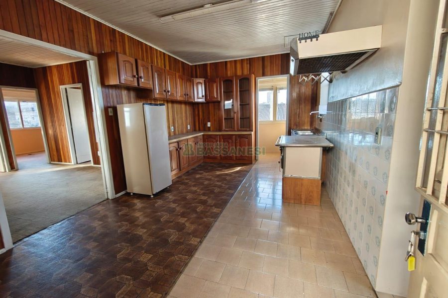 Casa com 169m², 4 dormitórios, 1 vaga, no bairro Rio Branco em Caxias do Sul para Comprar