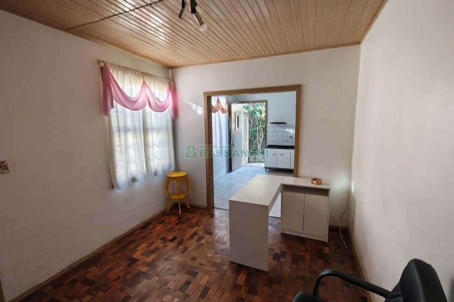 Casa com 169m², 4 dormitórios, 1 vaga, no bairro Rio Branco em Caxias do Sul para Comprar