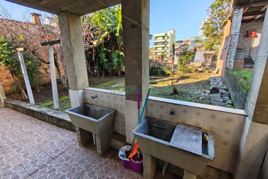Casa com 169m², 4 dormitórios, 1 vaga, no bairro Rio Branco em Caxias do Sul para Comprar