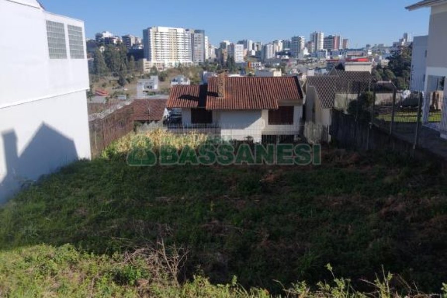 Terreno com 405m², no bairro Cinqüentenário em Caxias do Sul para Comprar
