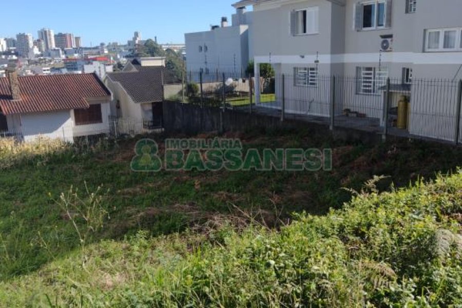 Terreno com 405m², no bairro Cinqüentenário em Caxias do Sul para Comprar