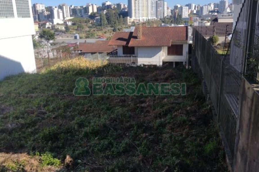 Terreno com 405m², no bairro Cinqüentenário em Caxias do Sul para Comprar