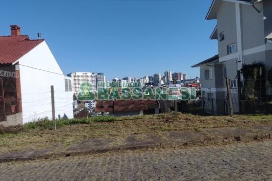 Terreno com 405m², no bairro Cinqüentenário em Caxias do Sul para Comprar