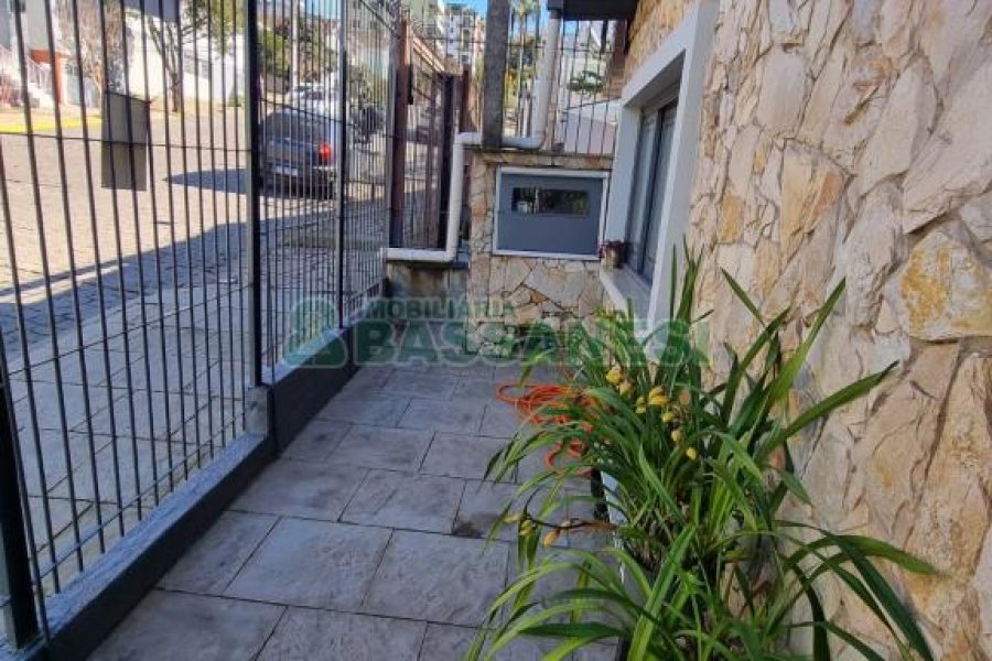 Casa com 330m², 3 dormitórios, 2 vagas, no bairro Rio Branco em Caxias do Sul para Comprar