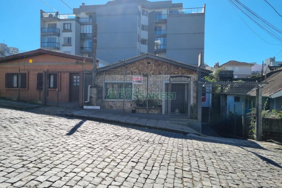 Casa com 330m², 3 dormitórios, 2 vagas, no bairro Rio Branco em Caxias do Sul para Comprar