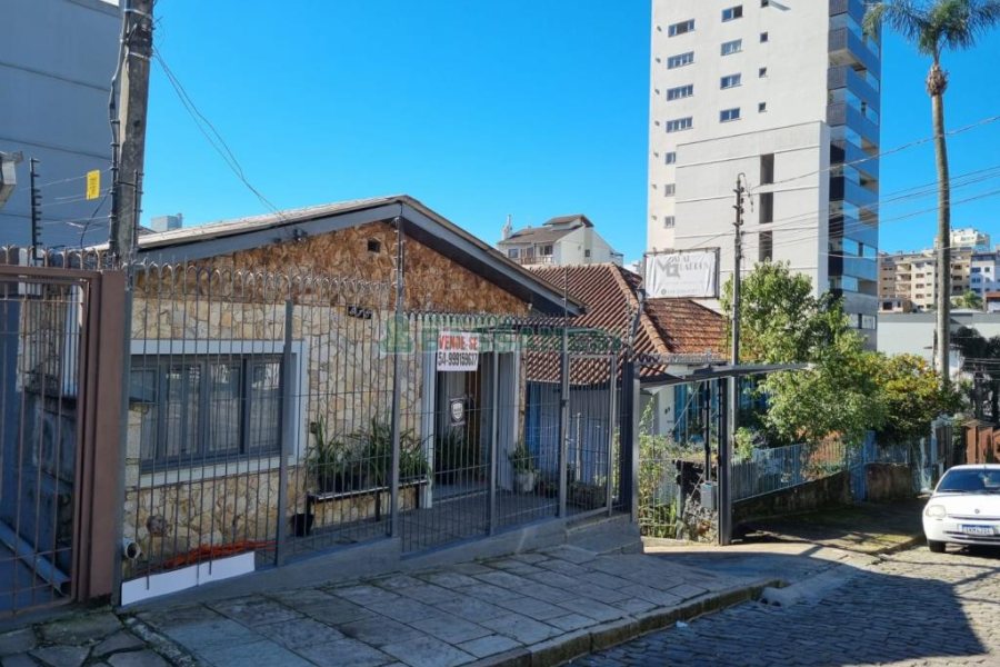 Casa com 330m², 3 dormitórios, 2 vagas, no bairro Rio Branco em Caxias do Sul para Comprar