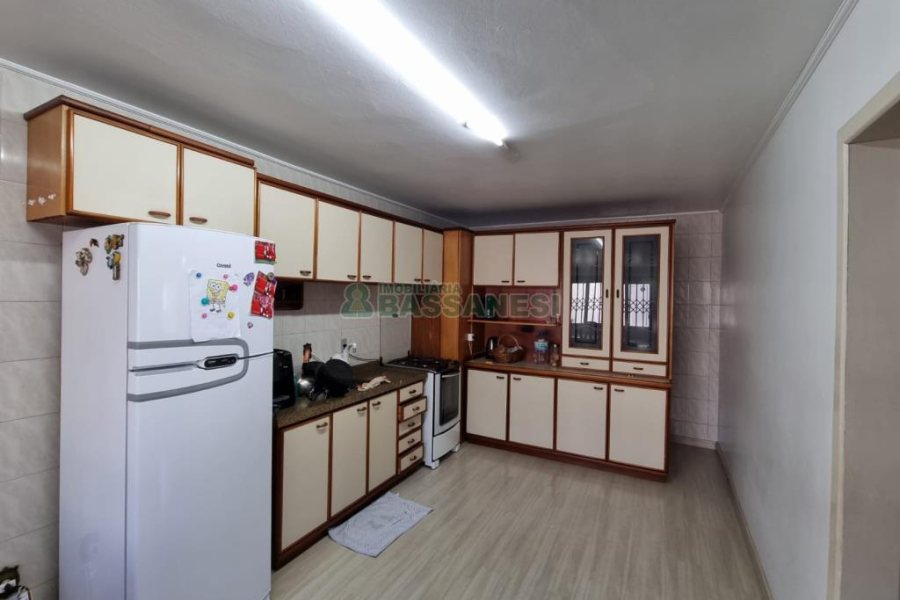Casa com 330m², 3 dormitórios, 2 vagas, no bairro Rio Branco em Caxias do Sul para Comprar
