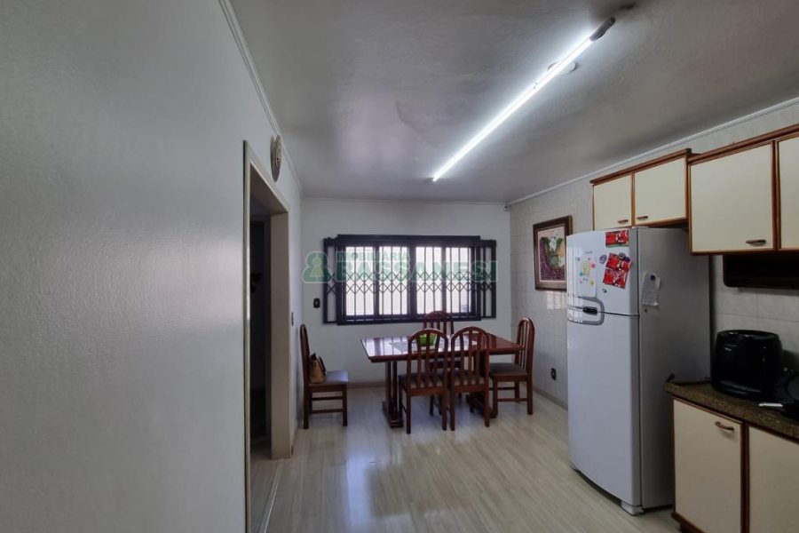 Casa com 330m², 3 dormitórios, 2 vagas, no bairro Rio Branco em Caxias do Sul para Comprar