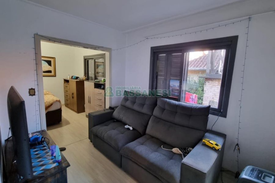 Casa com 330m², 3 dormitórios, 2 vagas, no bairro Rio Branco em Caxias do Sul para Comprar