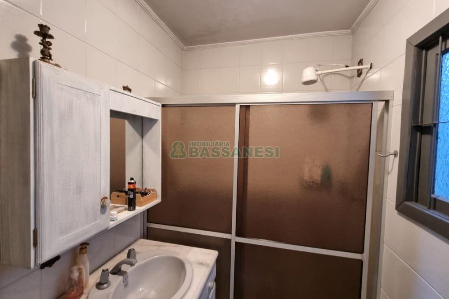 Casa com 330m², 3 dormitórios, 2 vagas, no bairro Rio Branco em Caxias do Sul para Comprar
