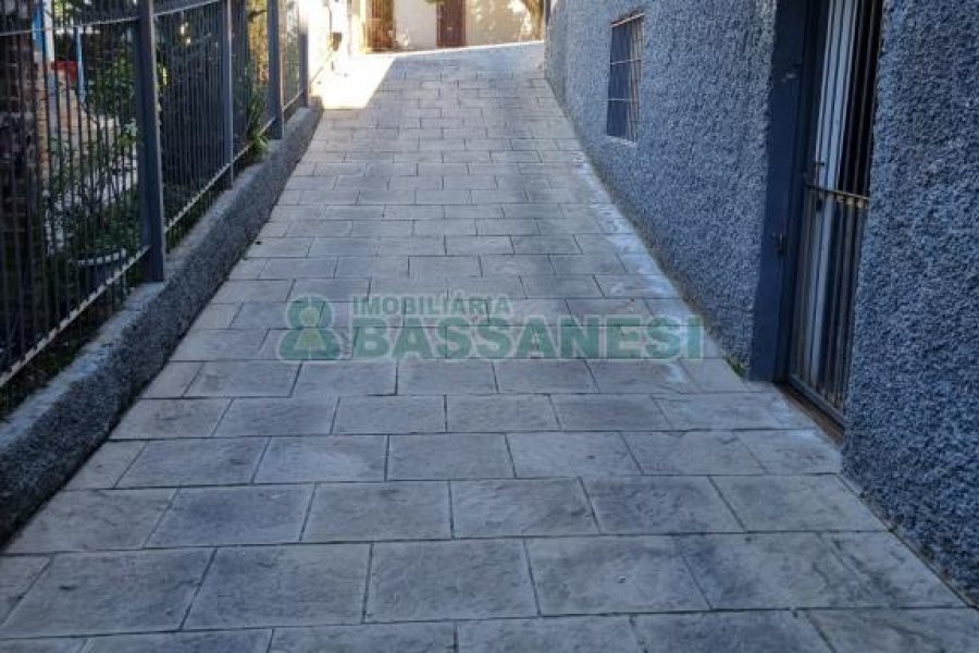 Casa com 330m², 3 dormitórios, 2 vagas, no bairro Rio Branco em Caxias do Sul para Comprar