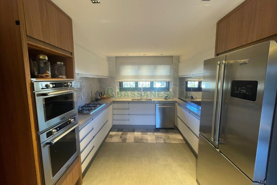 Casa com 249m², 3 dormitórios, 2 vagas, no bairro Colina Sorriso em Caxias do Sul para Comprar