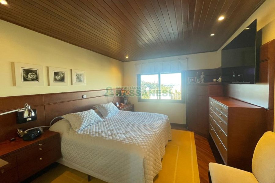 Casa com 249m², 3 dormitórios, 2 vagas, no bairro Colina Sorriso em Caxias do Sul para Comprar