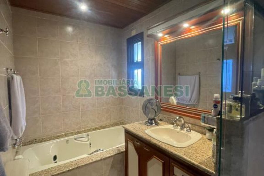 Casa com 249m², 3 dormitórios, 2 vagas, no bairro Colina Sorriso em Caxias do Sul para Comprar