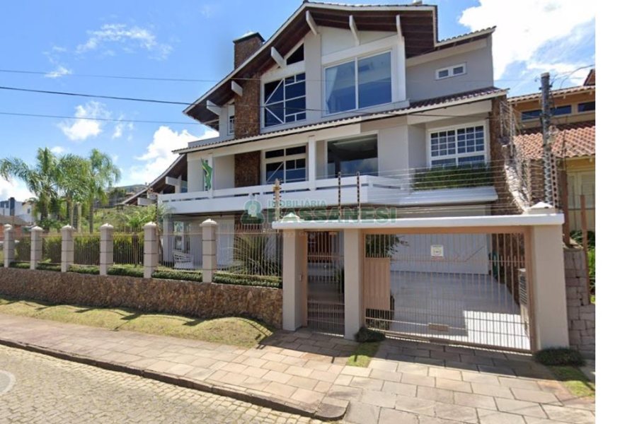Casa com 600m², 3 dormitórios, 3 vagas, no bairro Cinqüentenário em Caxias do Sul para Comprar