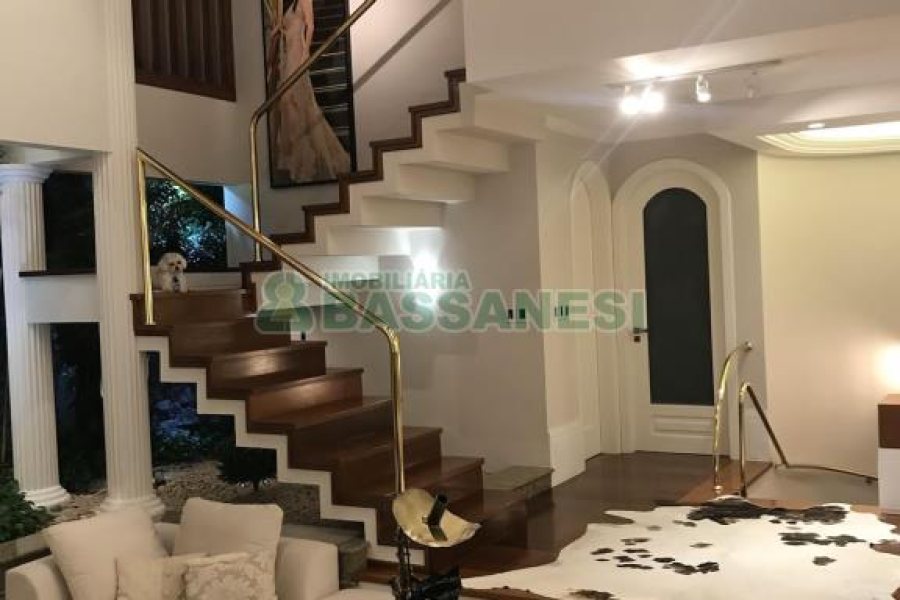 Casa com 600m², 3 dormitórios, 3 vagas, no bairro Cinqüentenário em Caxias do Sul para Comprar