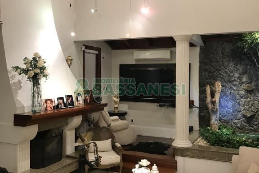 Casa com 600m², 3 dormitórios, 3 vagas, no bairro Cinqüentenário em Caxias do Sul para Comprar