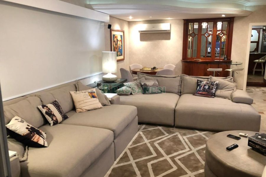 Casa com 600m², 3 dormitórios, 3 vagas, no bairro Cinqüentenário em Caxias do Sul para Comprar