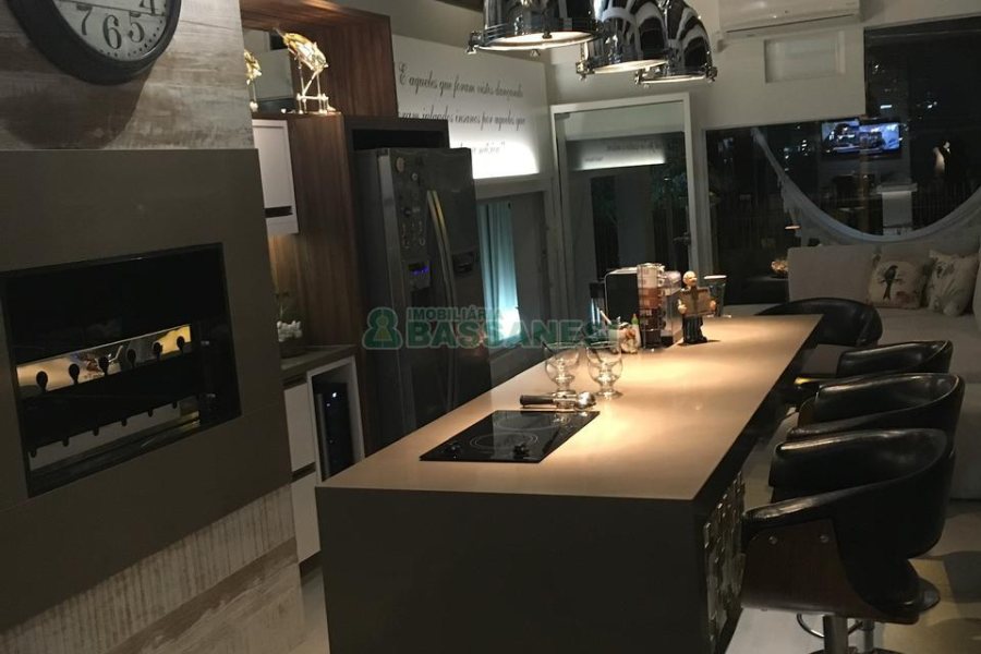 Casa com 600m², 3 dormitórios, 3 vagas, no bairro Cinqüentenário em Caxias do Sul para Comprar