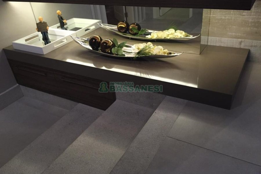 Casa com 600m², 3 dormitórios, 3 vagas, no bairro Cinqüentenário em Caxias do Sul para Comprar