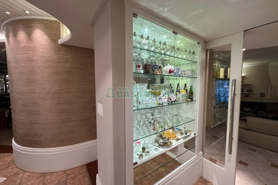 Casa com 600m², 3 dormitórios, 3 vagas, no bairro Cinqüentenário em Caxias do Sul para Comprar