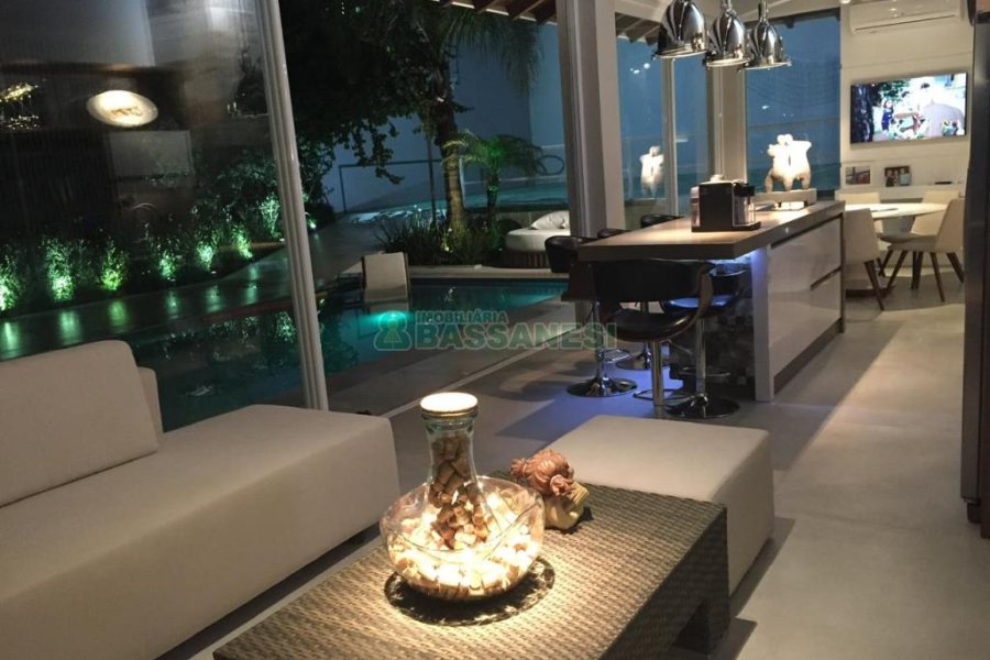 Casa com 600m², 3 dormitórios, 3 vagas, no bairro Cinqüentenário em Caxias do Sul para Comprar