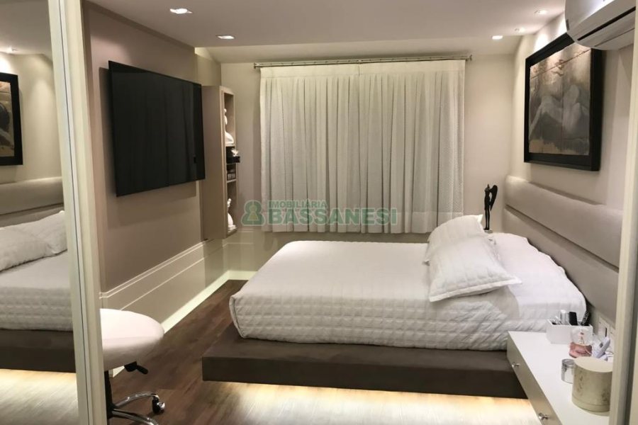 Casa com 600m², 3 dormitórios, 3 vagas, no bairro Cinqüentenário em Caxias do Sul para Comprar