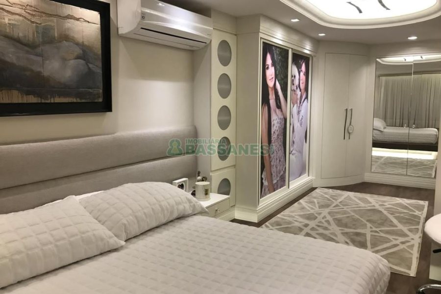 Casa com 600m², 3 dormitórios, 3 vagas, no bairro Cinqüentenário em Caxias do Sul para Comprar