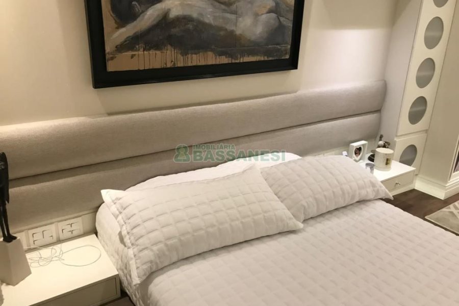 Casa com 600m², 3 dormitórios, 3 vagas, no bairro Cinqüentenário em Caxias do Sul para Comprar