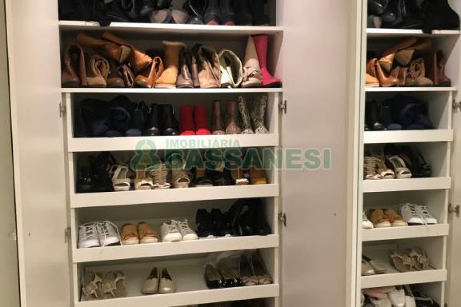 Casa com 600m², 3 dormitórios, 3 vagas, no bairro Cinqüentenário em Caxias do Sul para Comprar